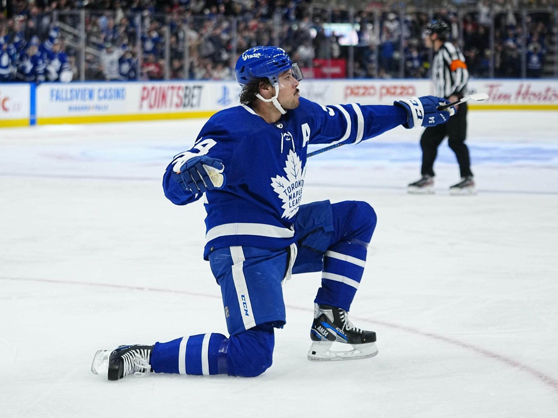 Auston Matthews stands up for himself and shows his winning smile, chaos  ensues - TheLeafsNation