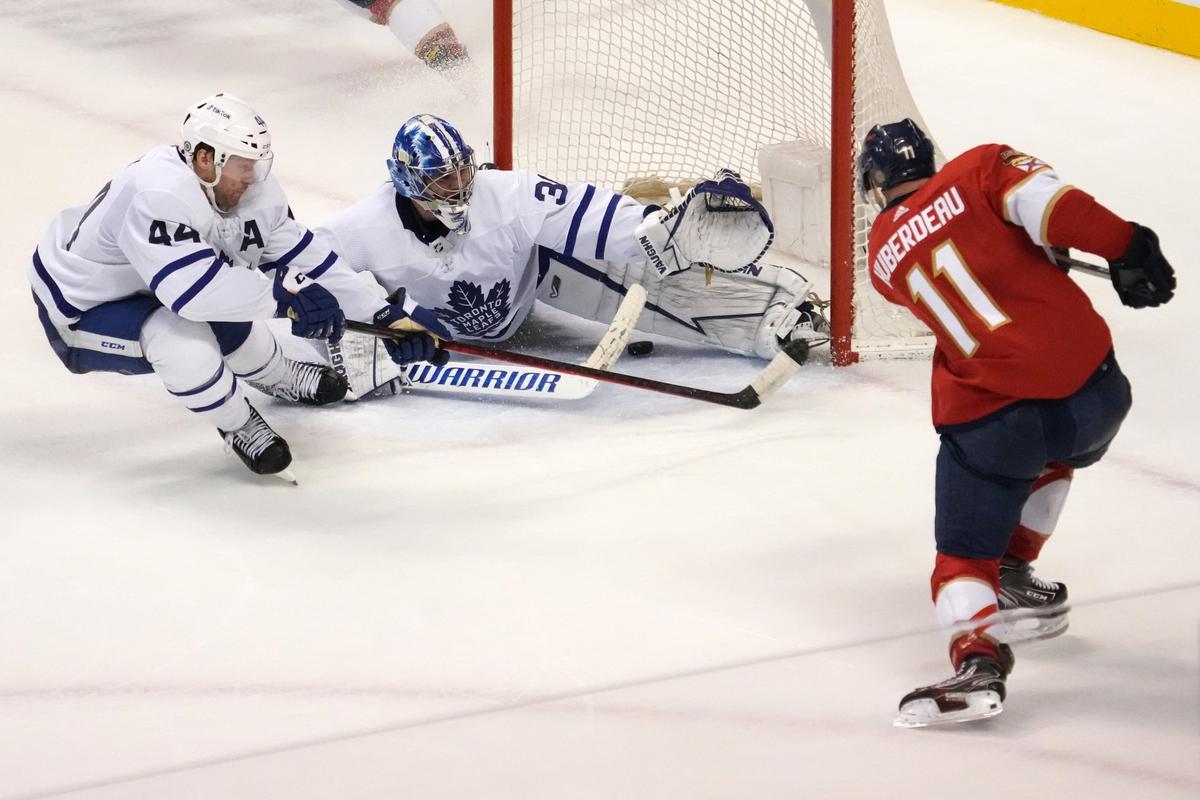 Maple Leafs squander 2-goal lead as Panthers take Game 2