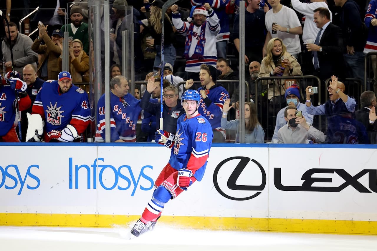 Rangers' Stepan scores twice with broken jaw