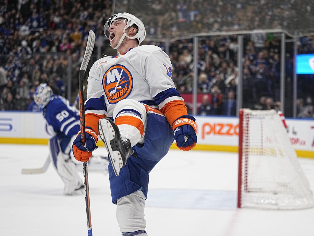 Leafs squander another in OT, fall 3-2 to the New York Islanders: Muzzy’s Muzings