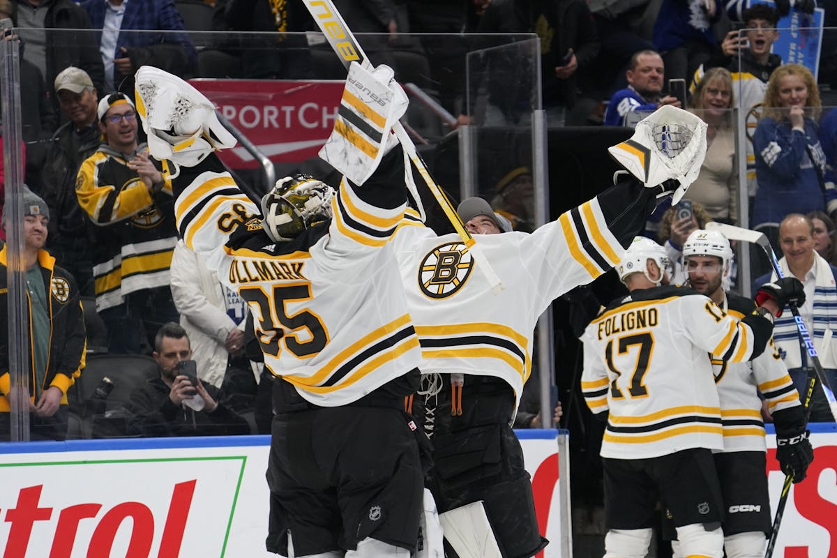 Leafs fall 5-2 to the Bruins. Boston snaps three game losing streak: Game Highlights
